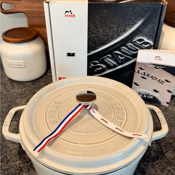 🤍 Staub 4qt Cast Iron Dutch Oven – White Truffle, Original Packaging - Picture 4 of 12